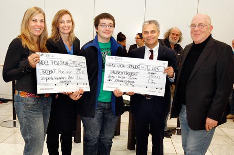 
Scheckübergabe: (von links) Monika Merli, Körperbehindertenverein Stuttgart, Bürgermeisterin Isabelle Fezer, Schüler Maximilian Maag, Christian Kratzke und Alfred Müller-Kattenstroth. Foto: Kern




